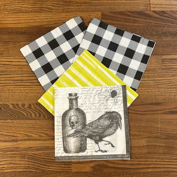 An assortment of 33 different napkins for Halloween entertaining - Picture 9 of 10